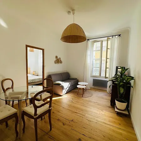 Au Coeur De L'ecusson Apartment *